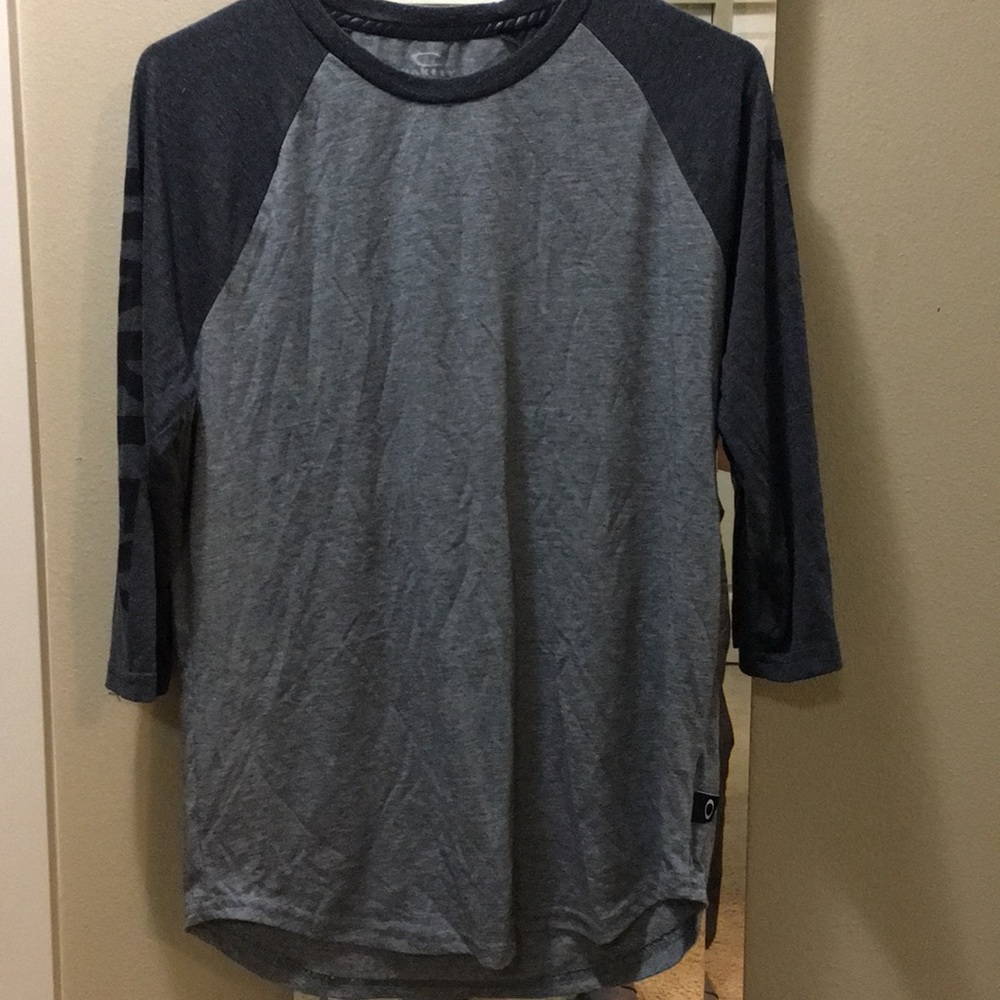 3/4 sleeve Oakley T-shirt